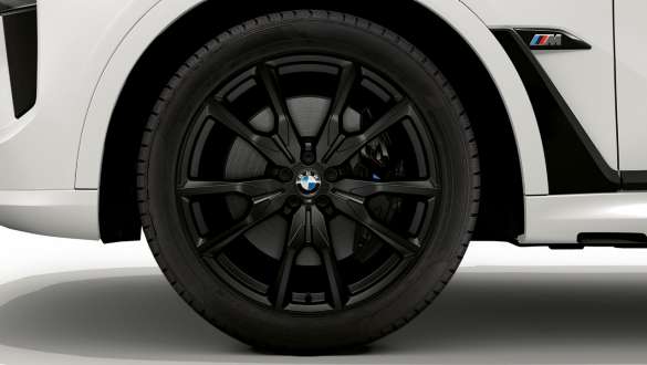 22" M light alloy wheel V-spoke style 755 M Jet Black matt BMW M Performance Parts close-up