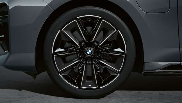21'' M aerodynamic wheel 909 M in Bicolor BMW M Performance Parts close-up