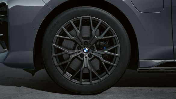 20" M Performance light alloy wheels Y-spoke style 911 M Jet Black matt BMW M Performance Parts close-up