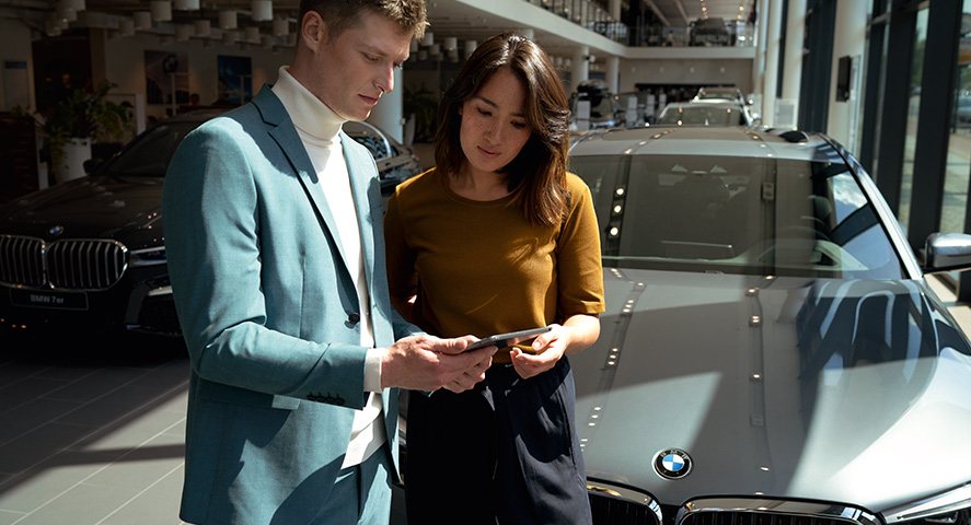 BMW Mitarbeiter berät eine Kundin 