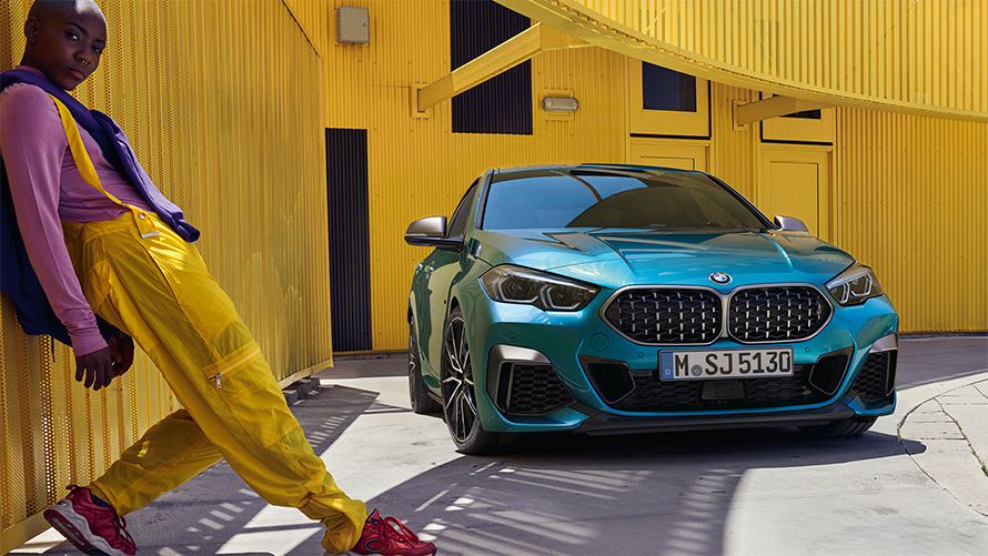 BMW 2er Gran Coupé F44 mit Doppelniere in Mesh-Design Snapper Rocks Blau metallic Dreiviertel-Frontansicht