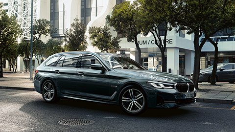 BMW 5 Series Touring (G31) three-quarter side view standing