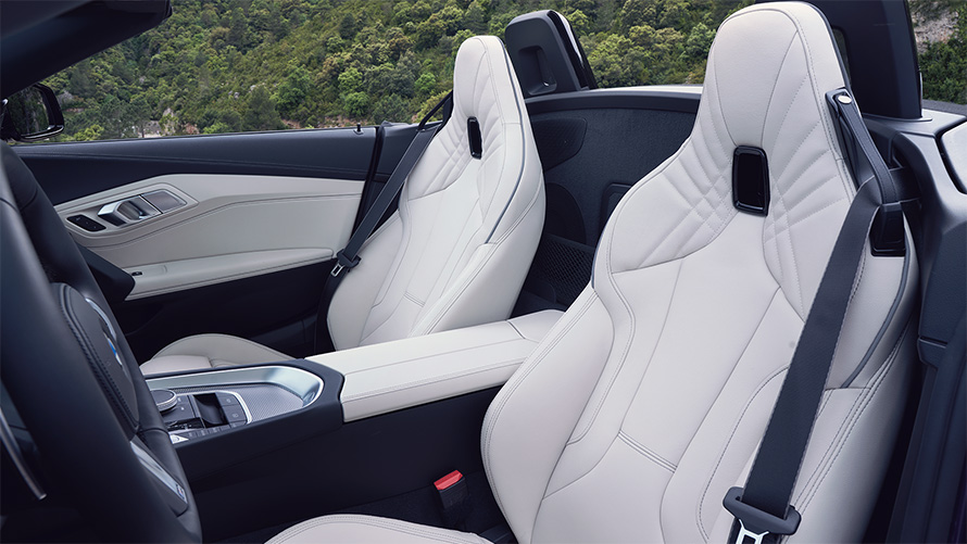 BMW Z4 M40i G29 2022 Portimao Blue model-specific air breather and light alloy wheels