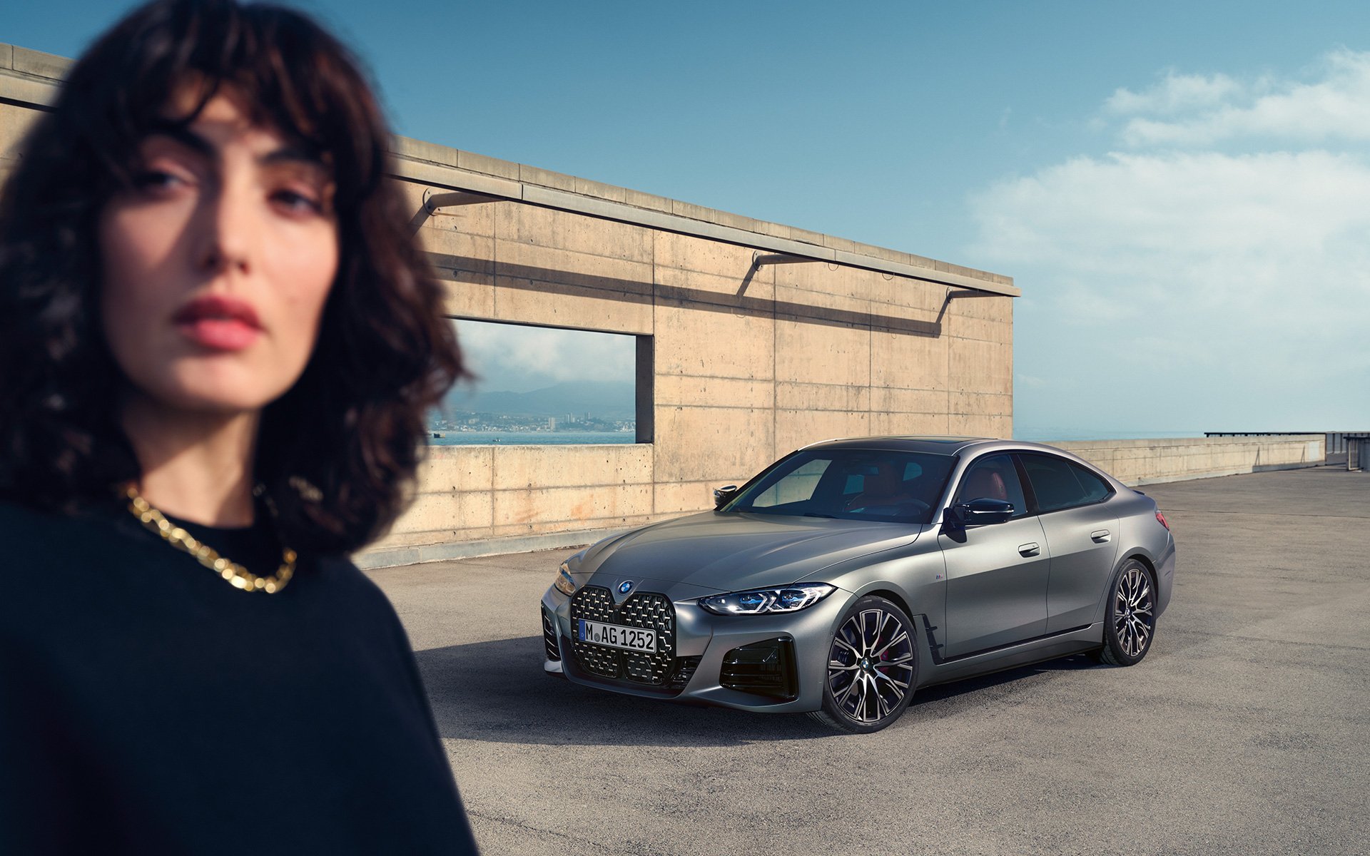 BMW M440i xDrive Gran Coupé G26 2021 Frozen Pure Grey metallic three-quarter front view with model