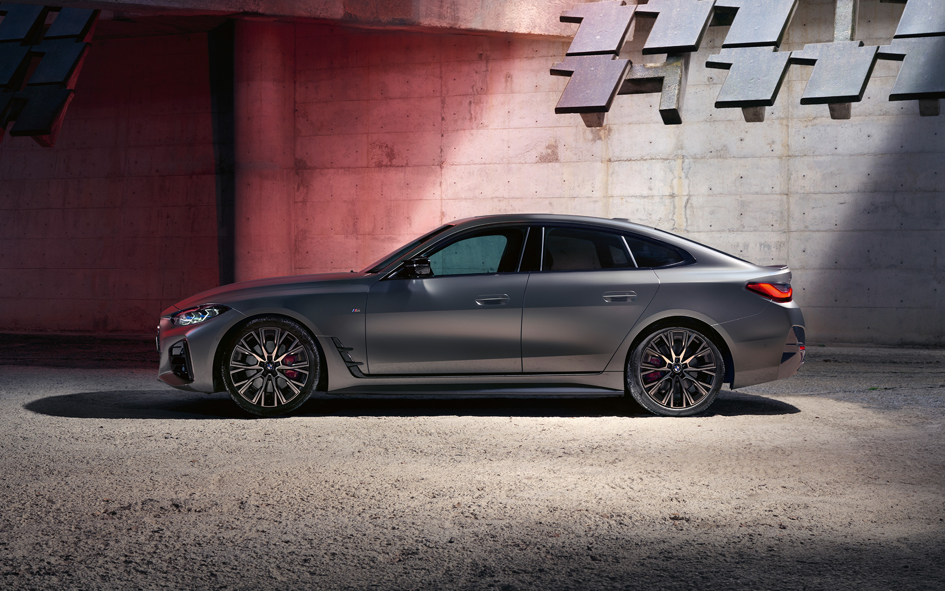BMW M440i xDrive Gran Coupé G26 2021 Frozen Pure Grey metallic side view in front of wall