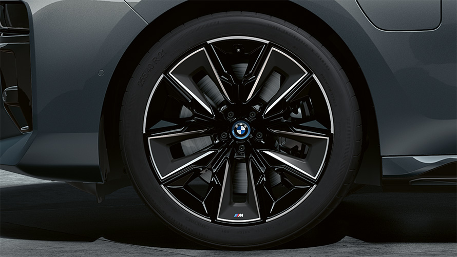 21" M Aerodynamic 909 M style in multicolour BMW M760e xDrive Sedan G70 M Performance package BMW Individual two-tone Black Sapphire metallic paintwork BMW Individual Dravite Grey metallic
