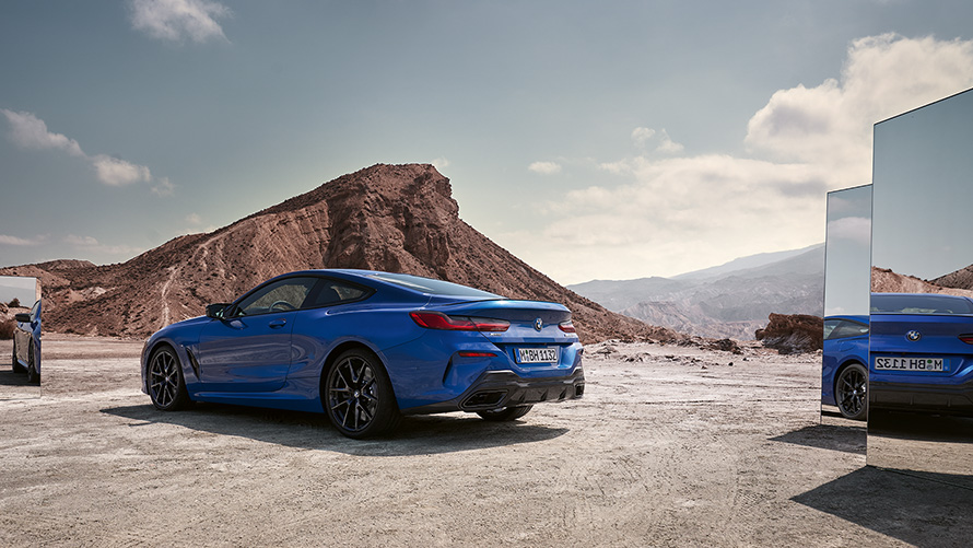 BMW M850i xDrive Coupé G15 LCI Facelift 2022 M Portimao Blue metallic rear view standing with mirrors