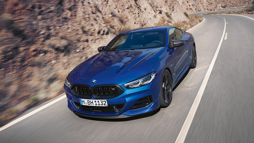 BMW M850i xDrive Coupé G15 LCI Facelift 2022 M Portimao Blue metallic three-quarter front view driving
