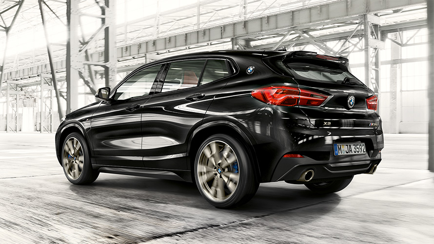 M rear spoiler BMW X2 M35i (F39) Sapphire Black metallic three-quarter front view