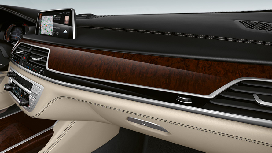 BMW Individual fine-wood trim Ash Grain Black Red high-gloss close-up