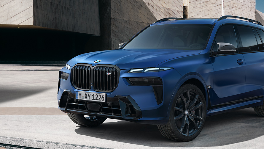 BMW X7 M60i xDrive G07 LCI BMW Individual Frozen Marina Bay Blue metallic three-quarter side view standing in section