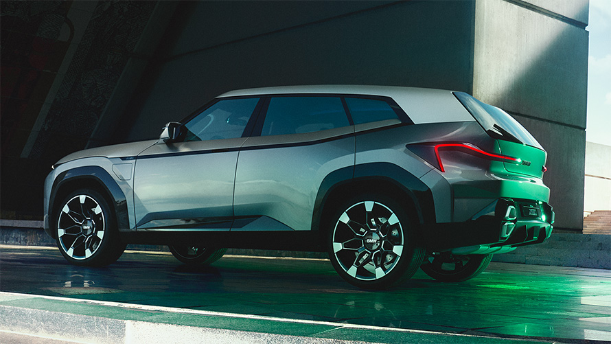 BMW Concept XM (G09) Three-quarter side view standing